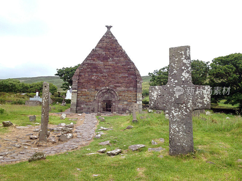 Kilmalkedar教堂和凯尔特十字架附近的丁格尔，Co. Kerry，爱尔兰